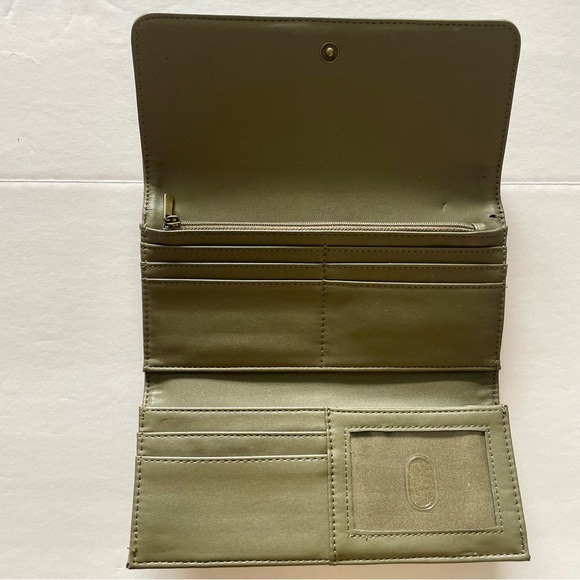 Universal Thread Wallet.Never used. Small Flaw from storage.See pics 4 flaw/meas - Picture 7 of 9